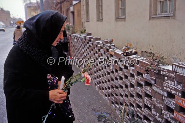 croatie reportage 03.JPG - Recueillement des familles devant les bâtiments de la Force de protection des Nations Unies (FORPRONU) à Zagreb après le massacre de VukovarZagreb, Croatie, février 1994